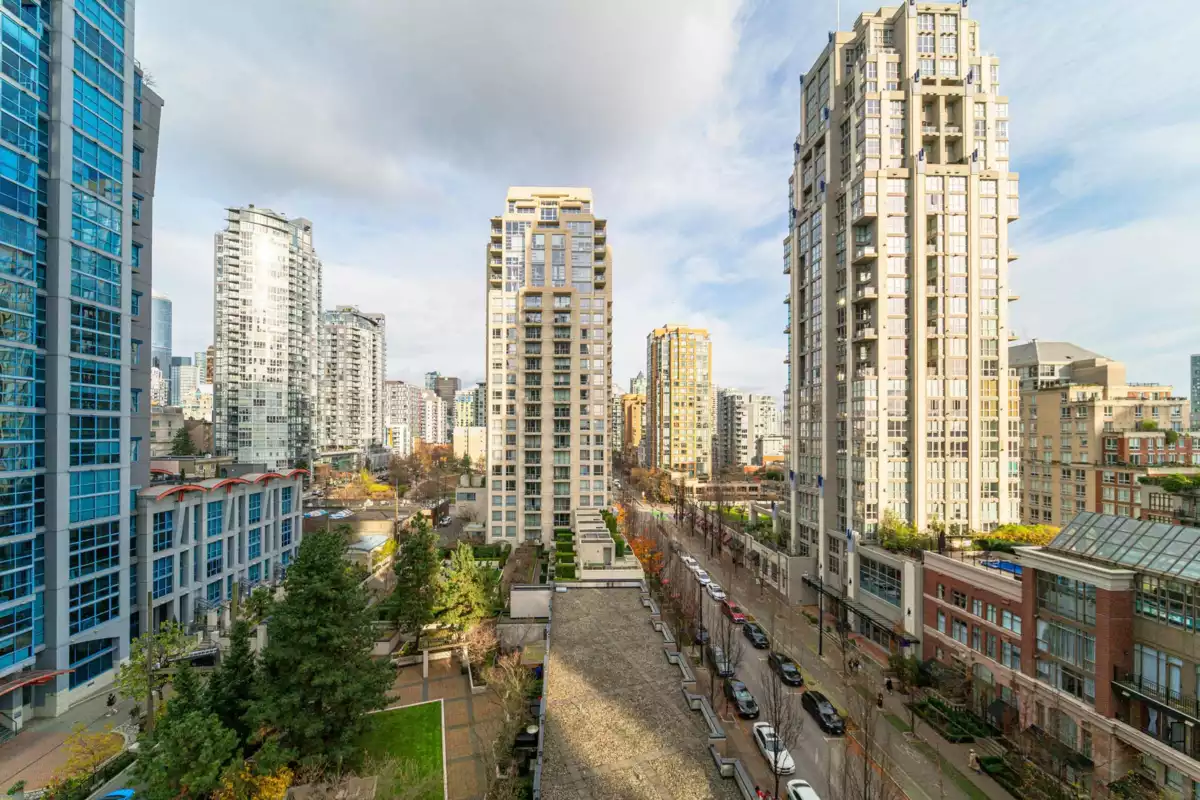Walk-In Closet Photo of 1003 1295 Richards Street, Vancouver, BC