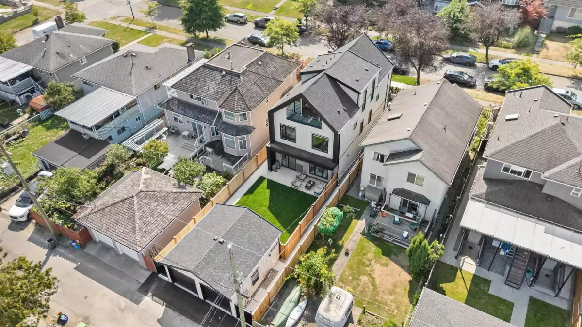 Entry Foyer Photo of 2 3563 E 25th Avenue, Vancouver, BC