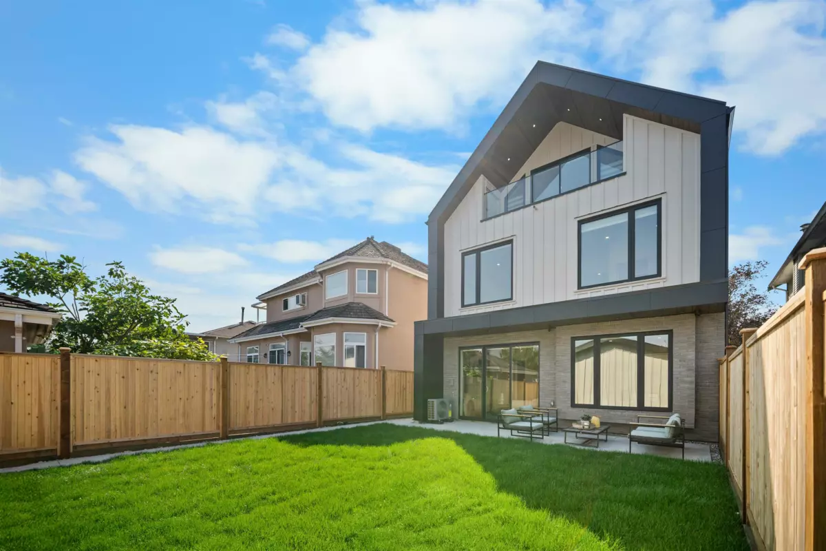 Living Room Photo of 2 3563 E 25th Avenue, Vancouver, BC