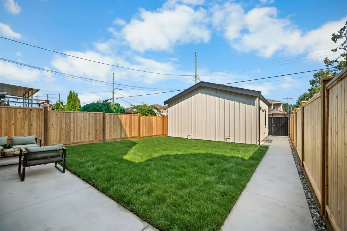 Mudroom Photo of 2 3563 E 25th Avenue, Vancouver, BC