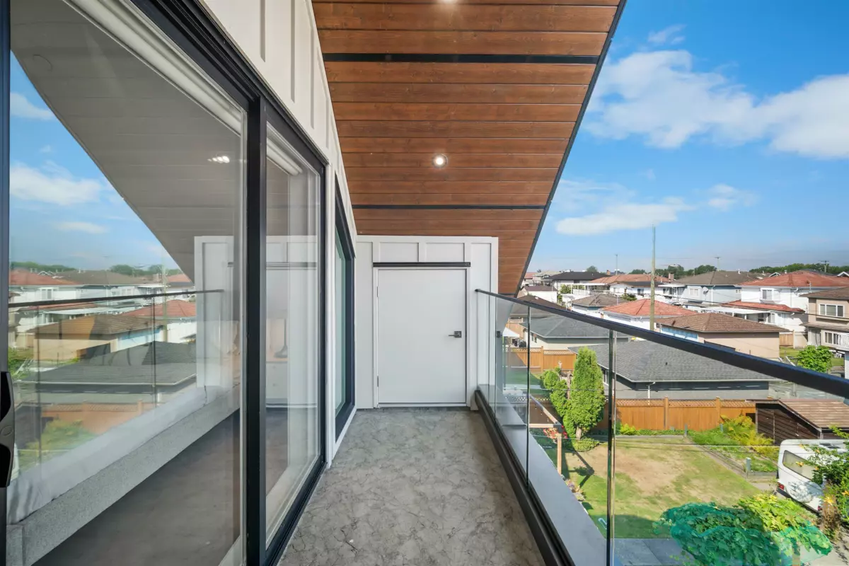 Primary Bathroom Photo of 2 3563 E 25th Avenue, Vancouver, BC