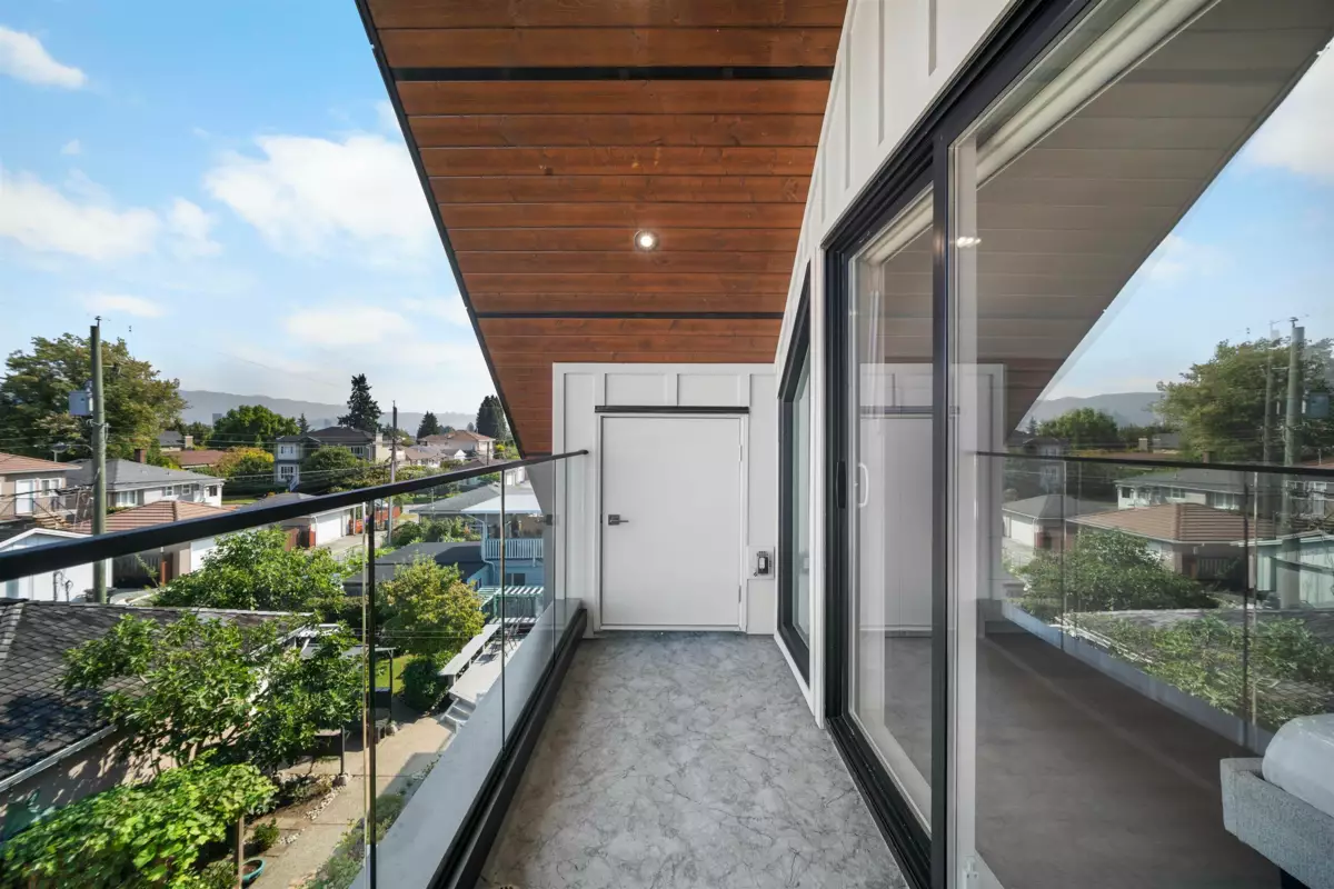 Walk-In Closet Photo of 2 3563 E 25th Avenue, Vancouver, BC