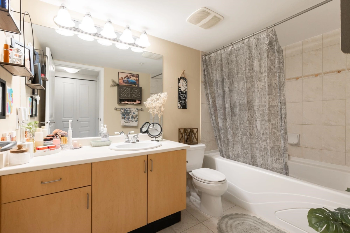 Entry Foyer Photo of 101 15188 22 Avenue, Surrey, BC