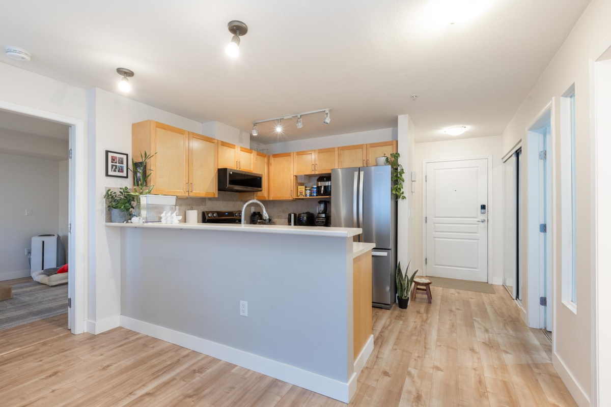 Primary Bathroom Photo of 101 15188 22 Avenue, Surrey, BC