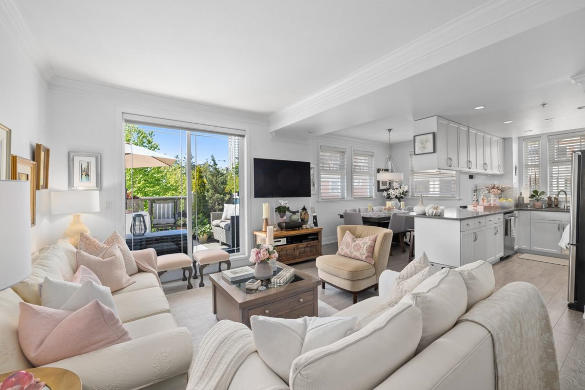 Dining Area Photo of 302 15392 16a Avenue, Surrey, BC