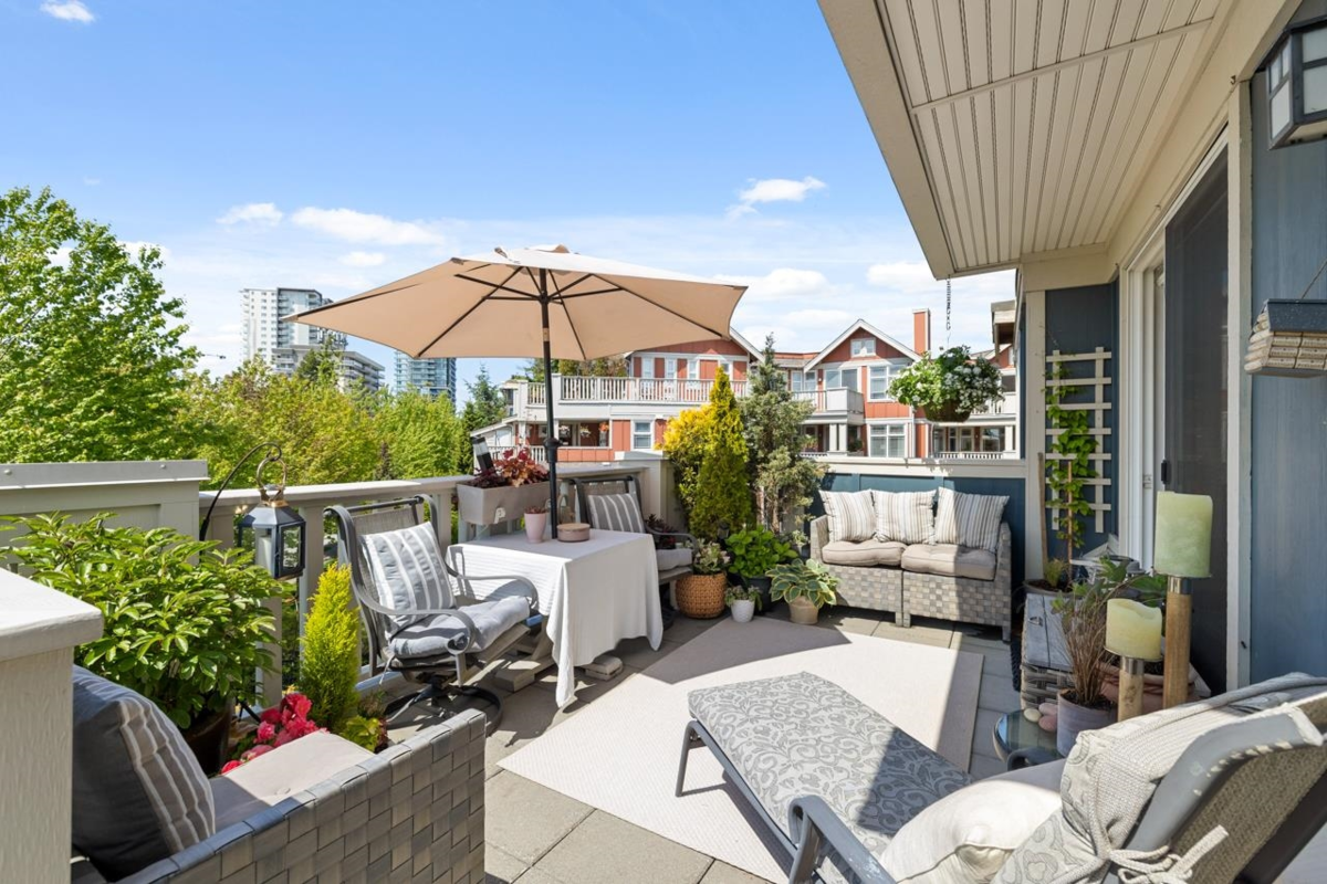Entry Foyer Photo of 302 15392 16a Avenue, Surrey, BC