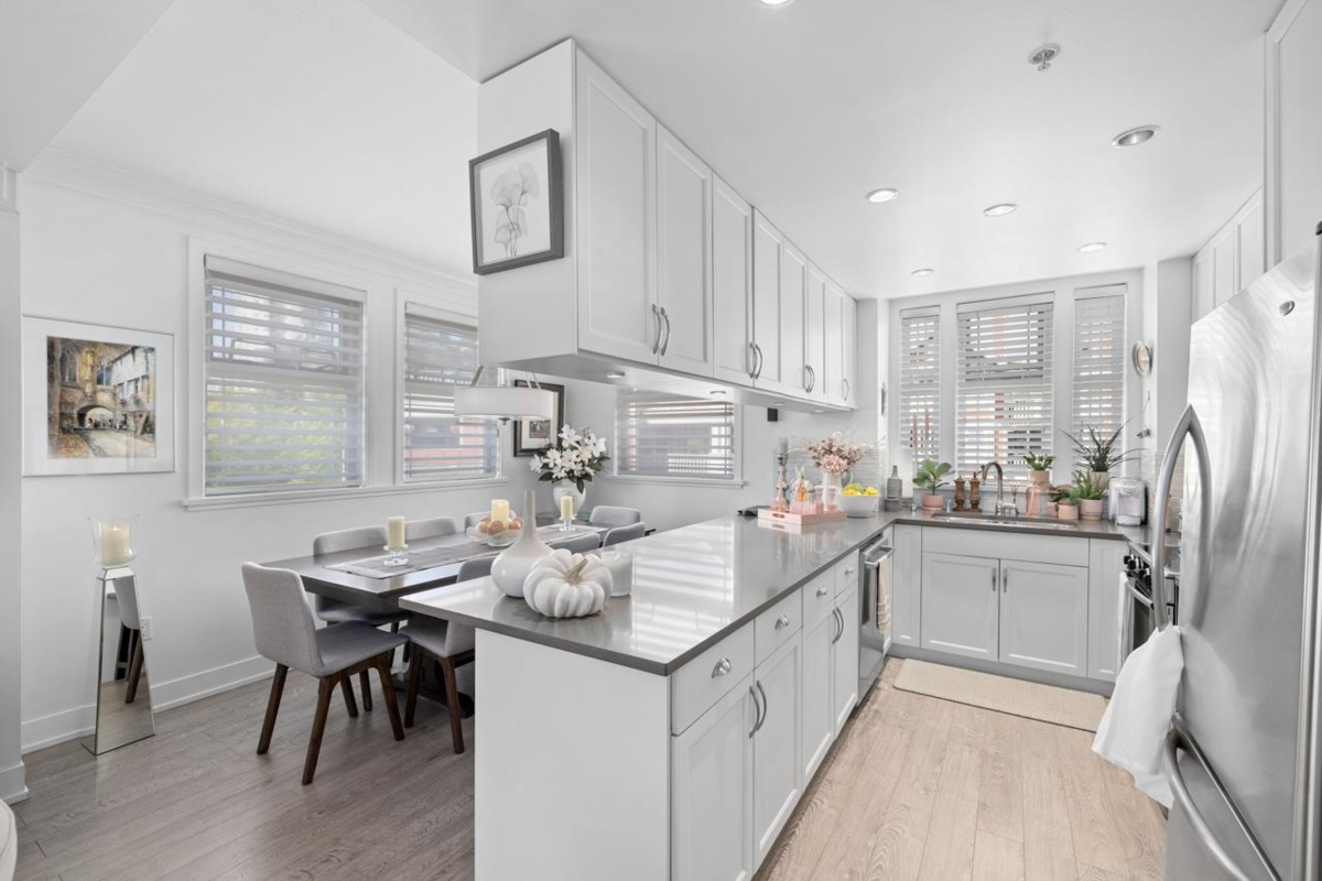 Primary Bathroom Photo of 302 15392 16a Avenue, Surrey, BC