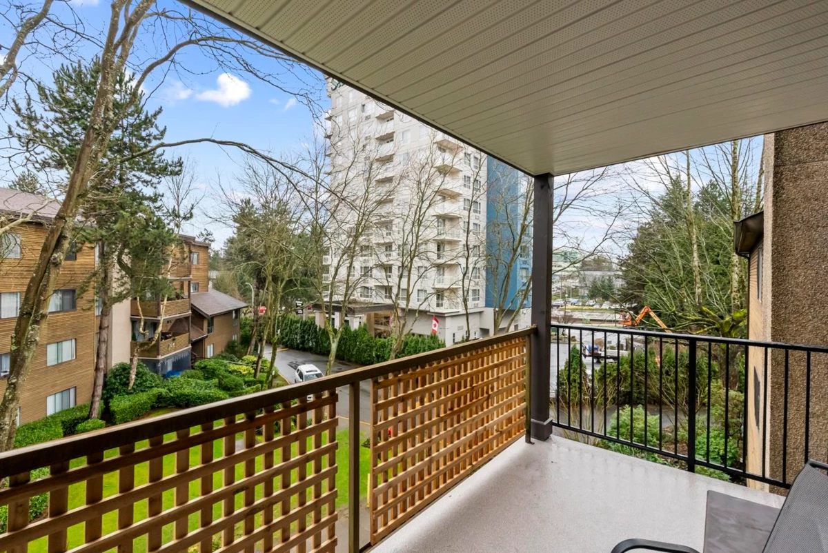 Entry Foyer Photo of 305 10644 151a Street, Surrey, BC