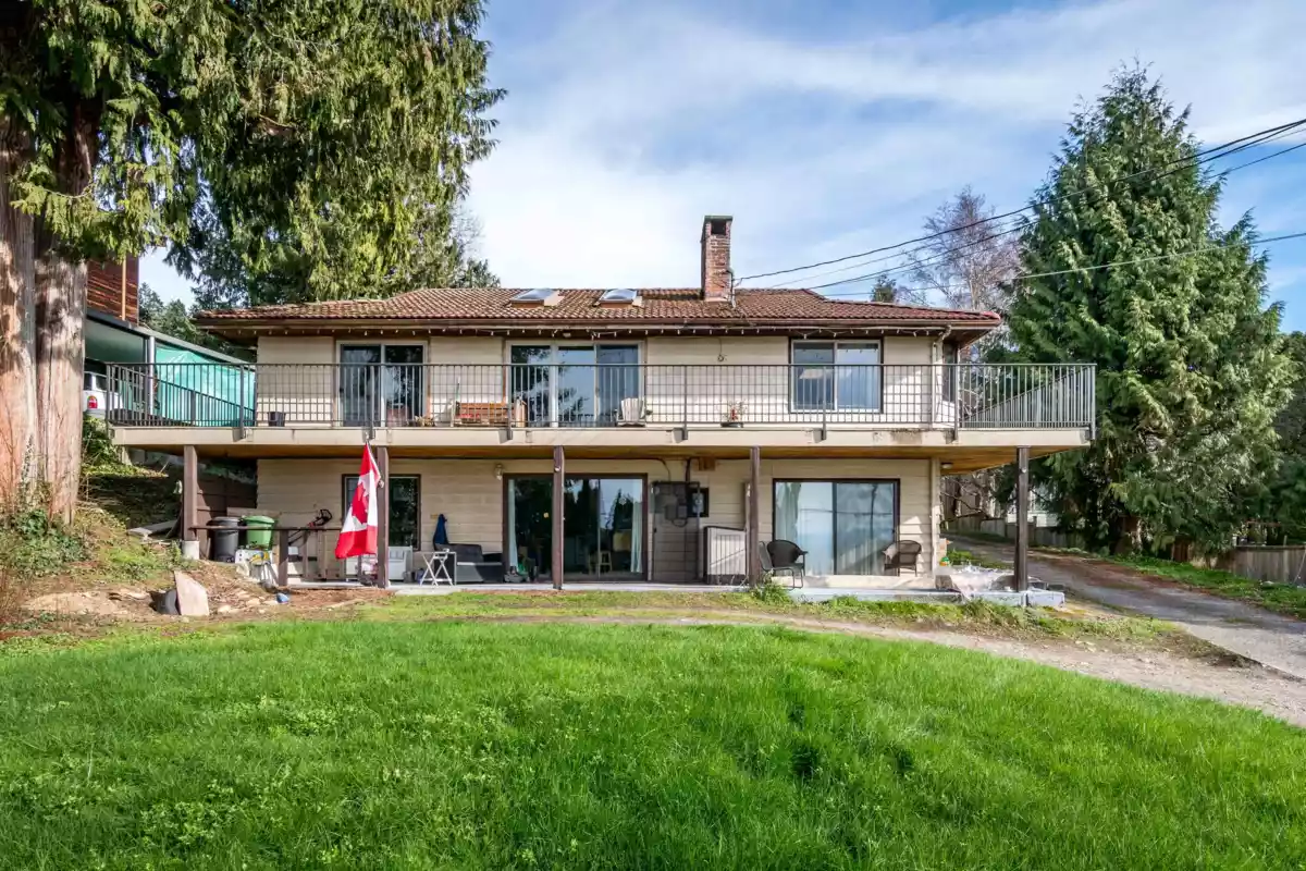 Entry Foyer Photo of 4902 Laurel Avenue, Sechelt, BC