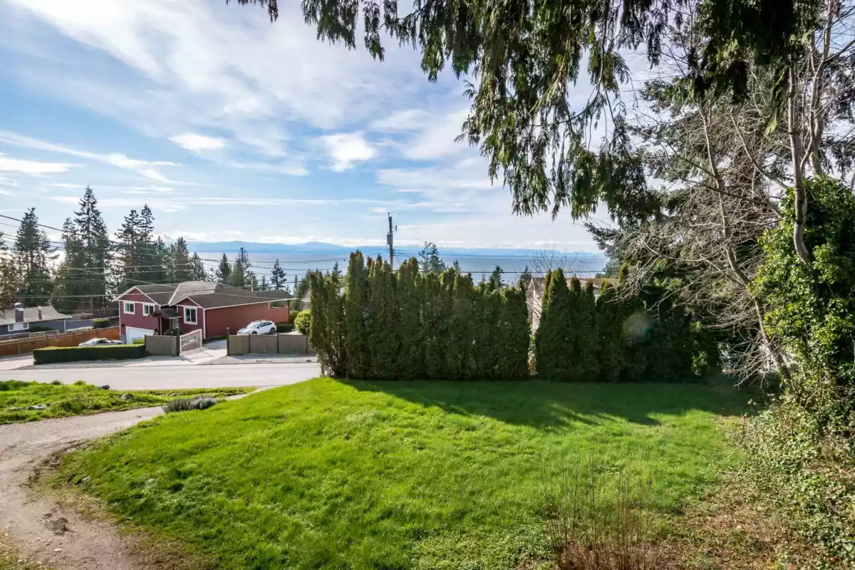 Hallway Photo of 4902 Laurel Avenue, Sechelt, BC