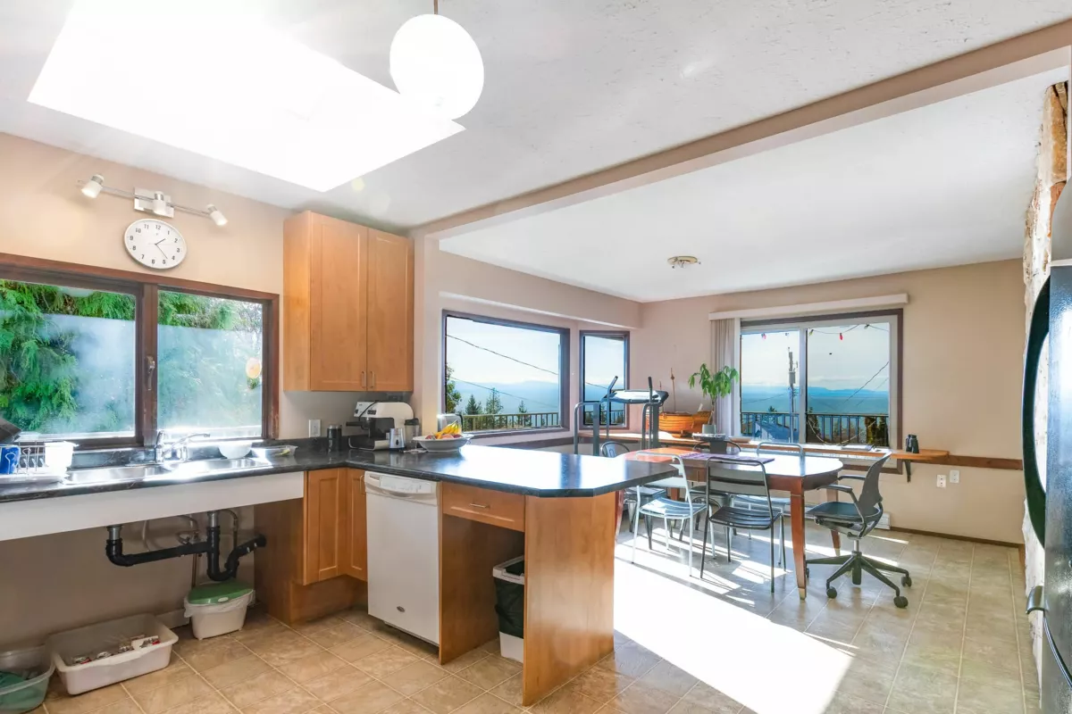 Kitchen Island Photo of 4902 Laurel Avenue, Sechelt, BC