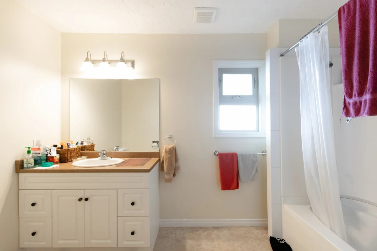 Walk-In Closet Photo of 4902 Laurel Avenue, Sechelt, BC