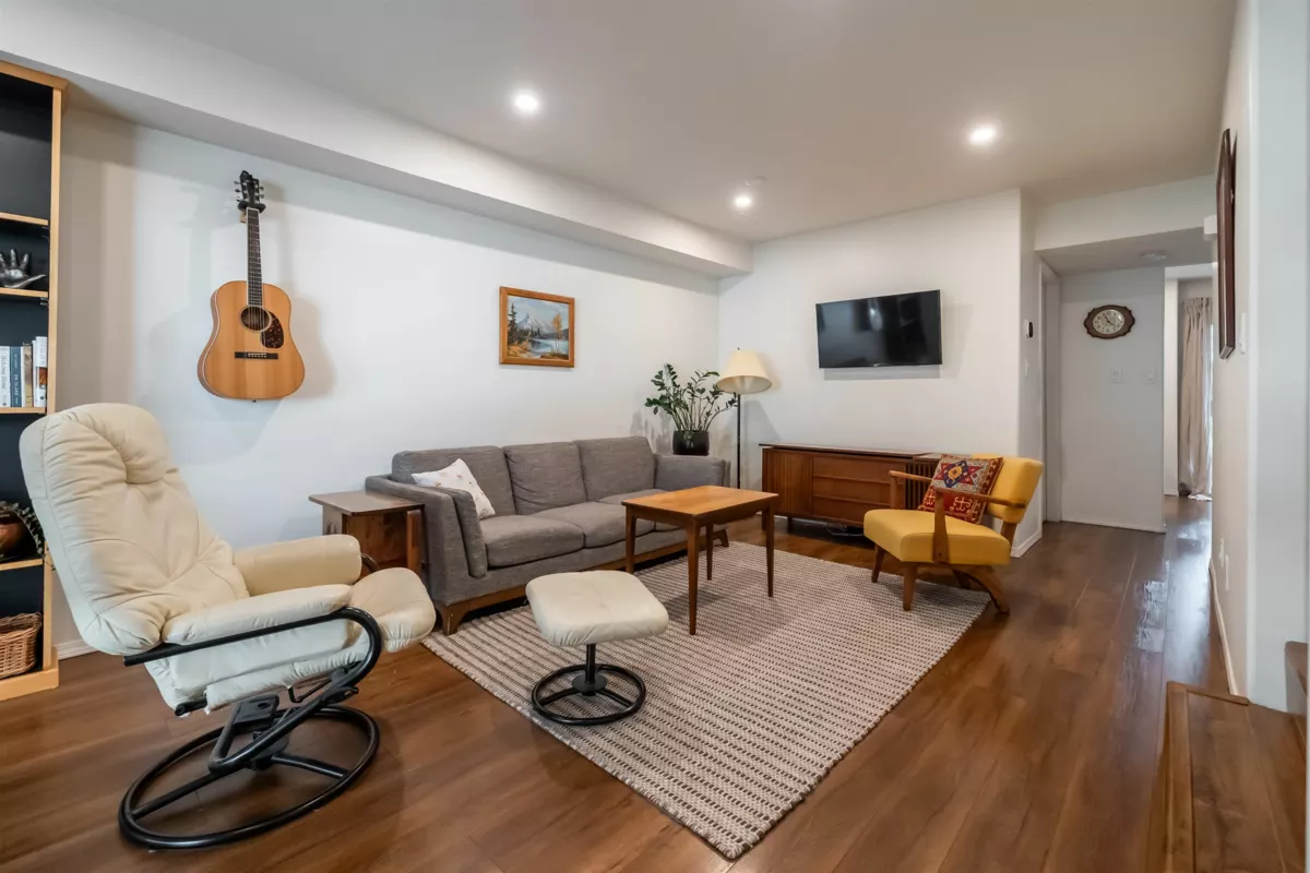 Kitchen Island Photo of 4 9486 Woodbine Street, Chilliwack, BC