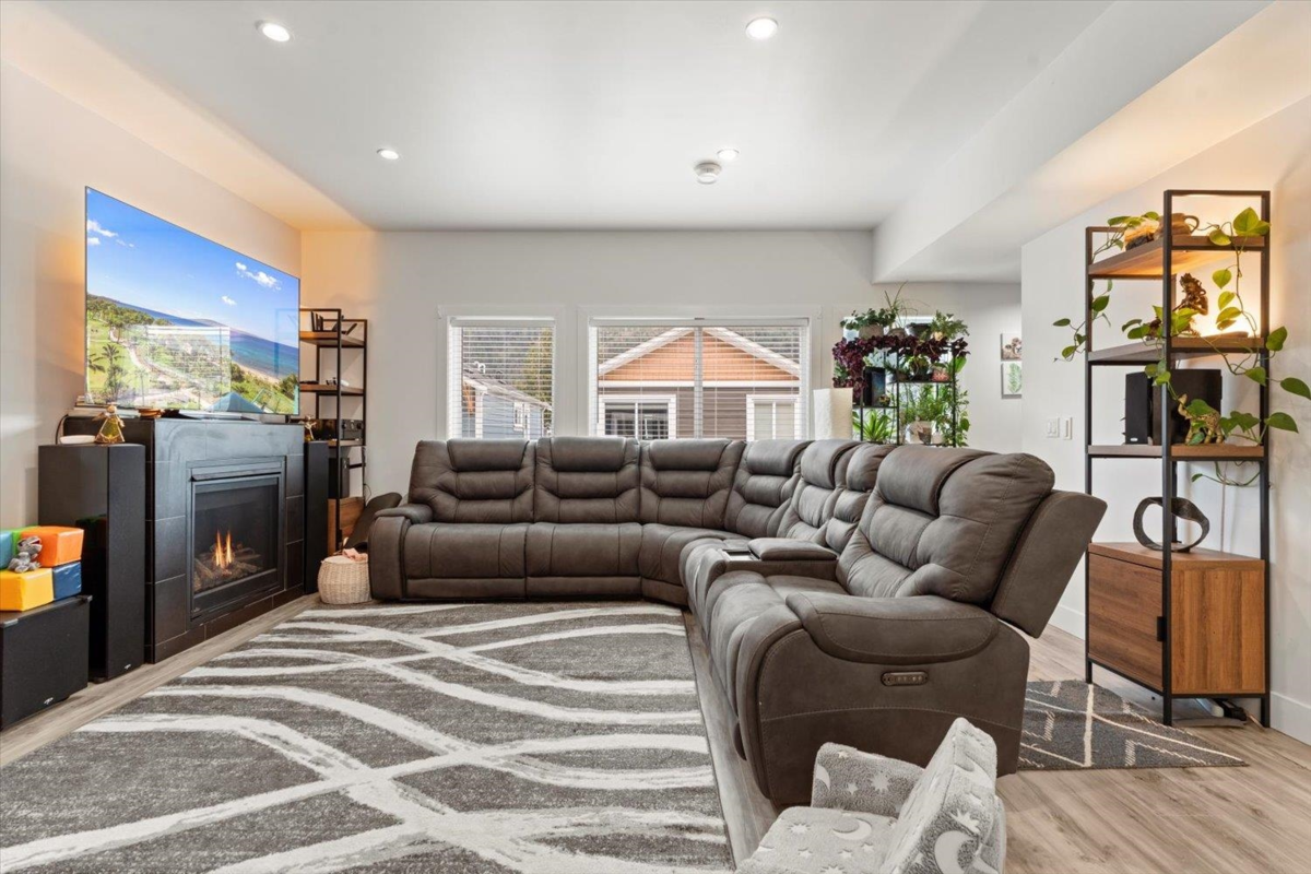 Breakfast Nook Photo of 17 750 Hot Springs Road, Harrison Hot Springs, BC