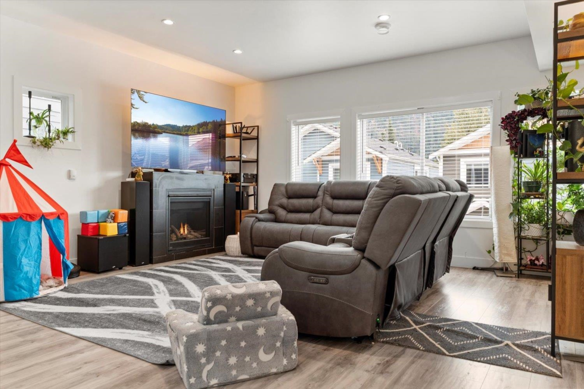 Kitchen Island Photo of 17 750 Hot Springs Road, Harrison Hot Springs, BC