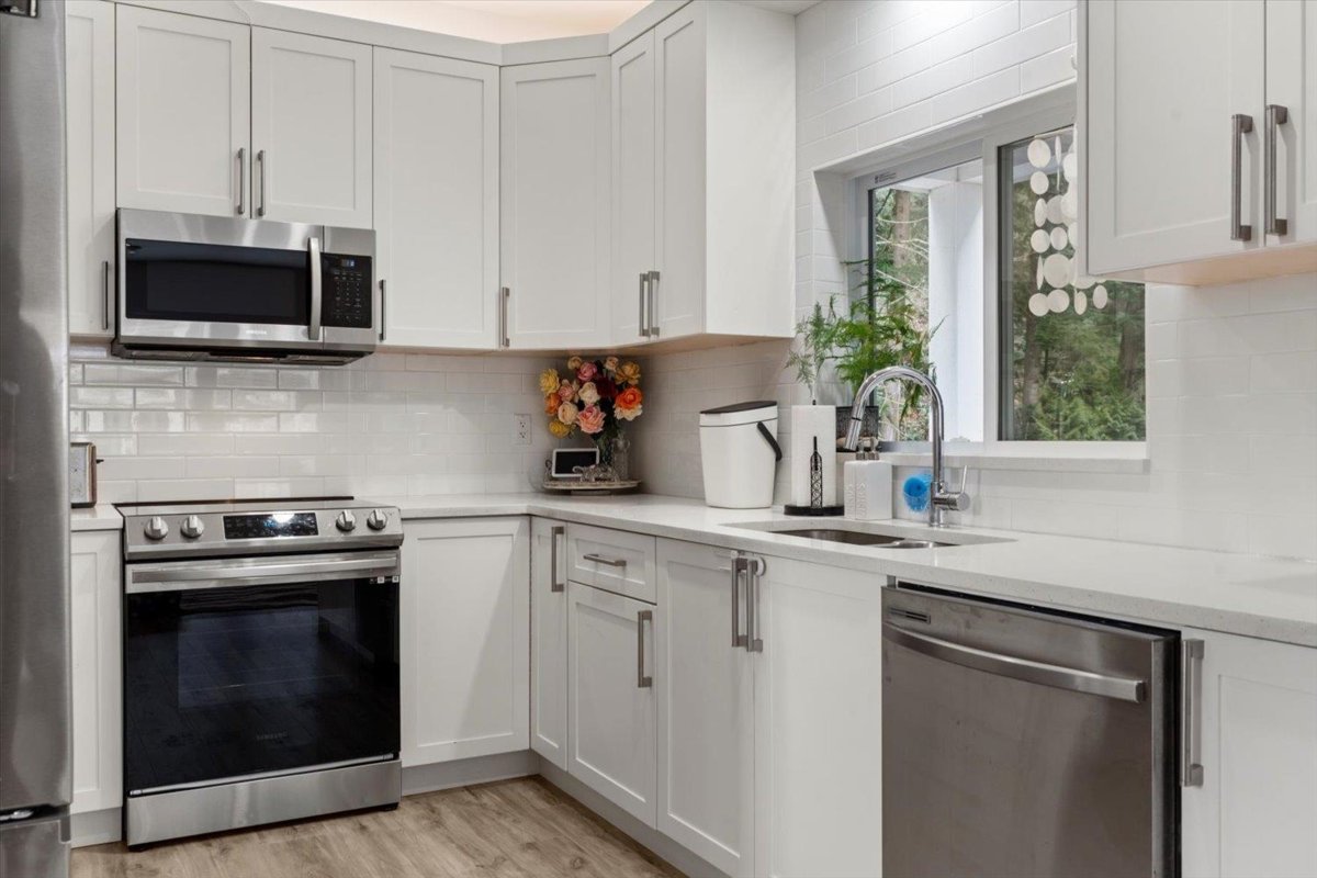 Living Room Photo of 17 750 Hot Springs Road, Harrison Hot Springs, BC