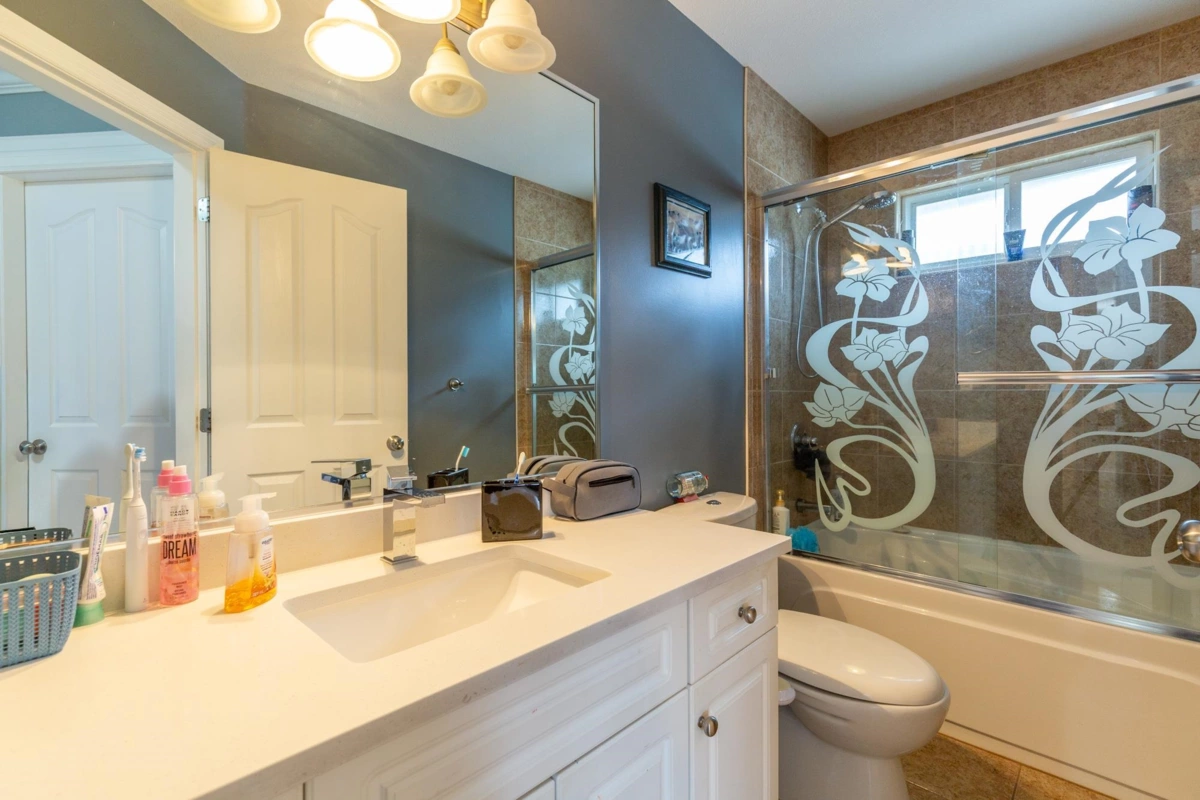 Garage Interior Photo of 32967 Egglestone Avenue, Mission, BC