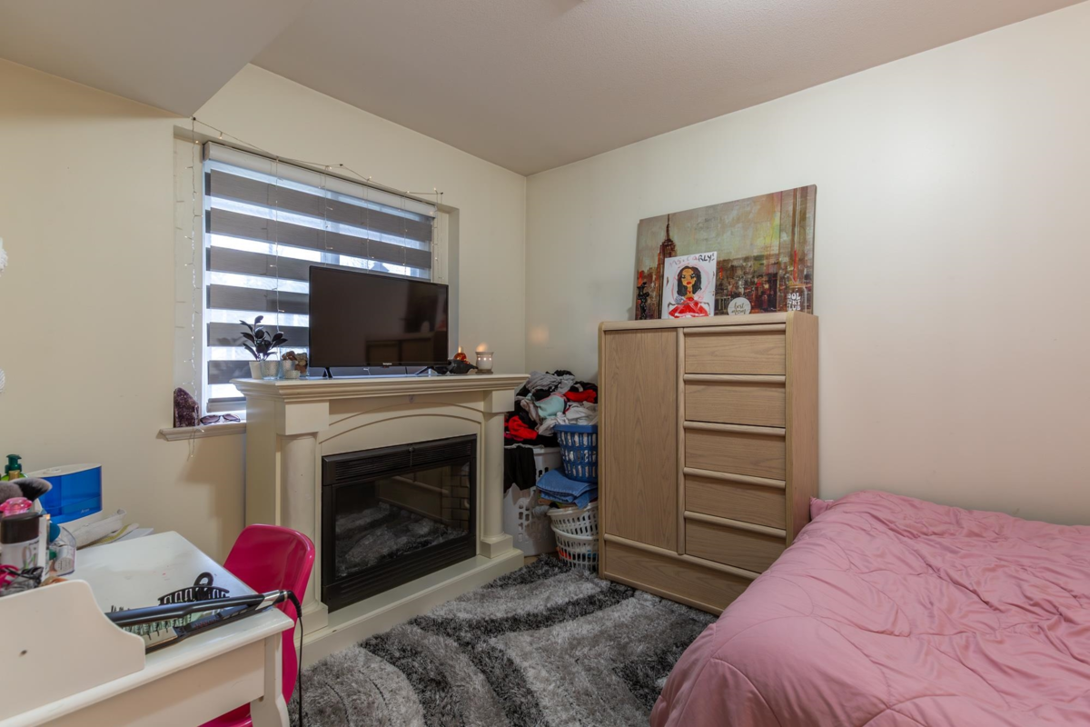 Guest Bathroom Photo of 32967 Egglestone Avenue, Mission, BC
