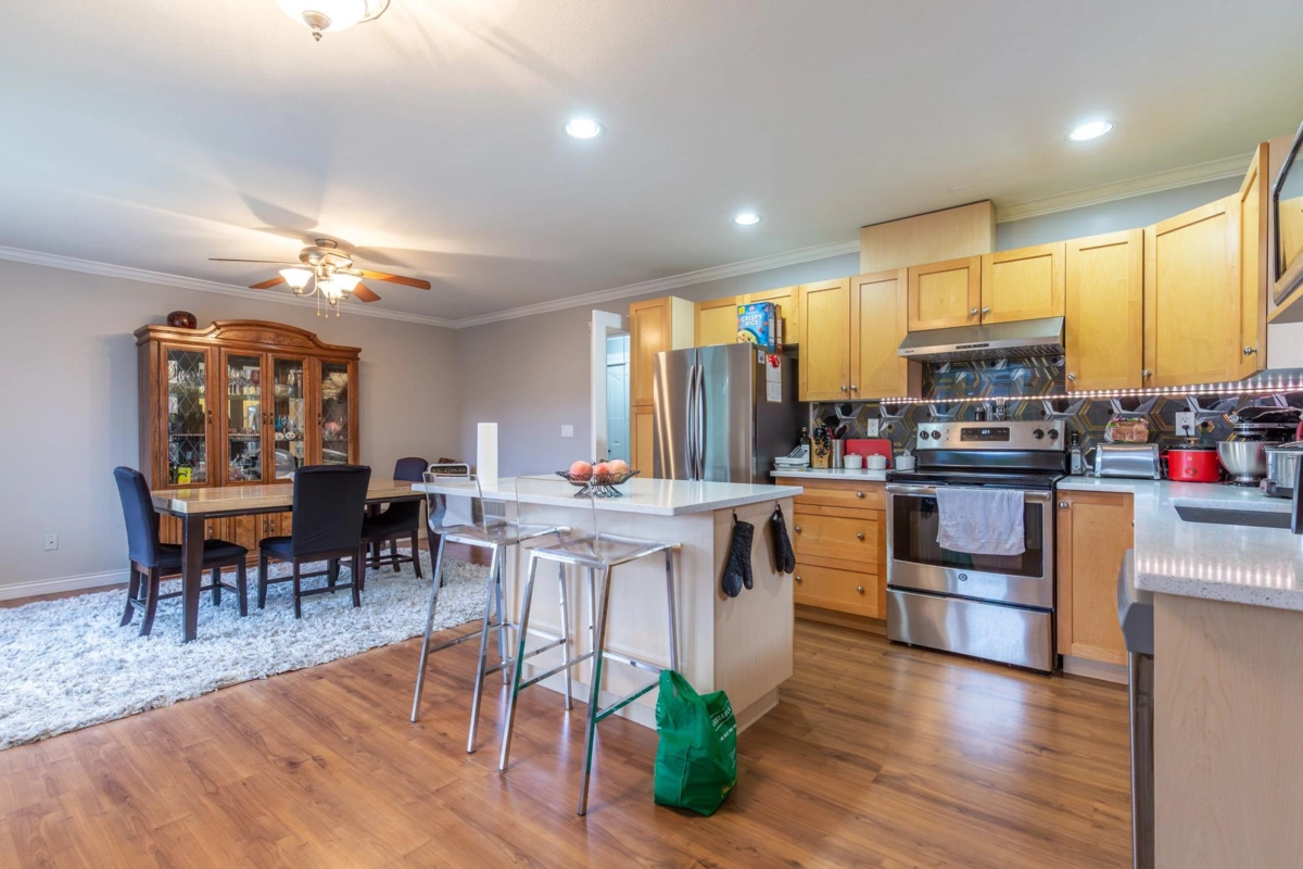 Walk-In Closet Photo of 32967 Egglestone Avenue, Mission, BC