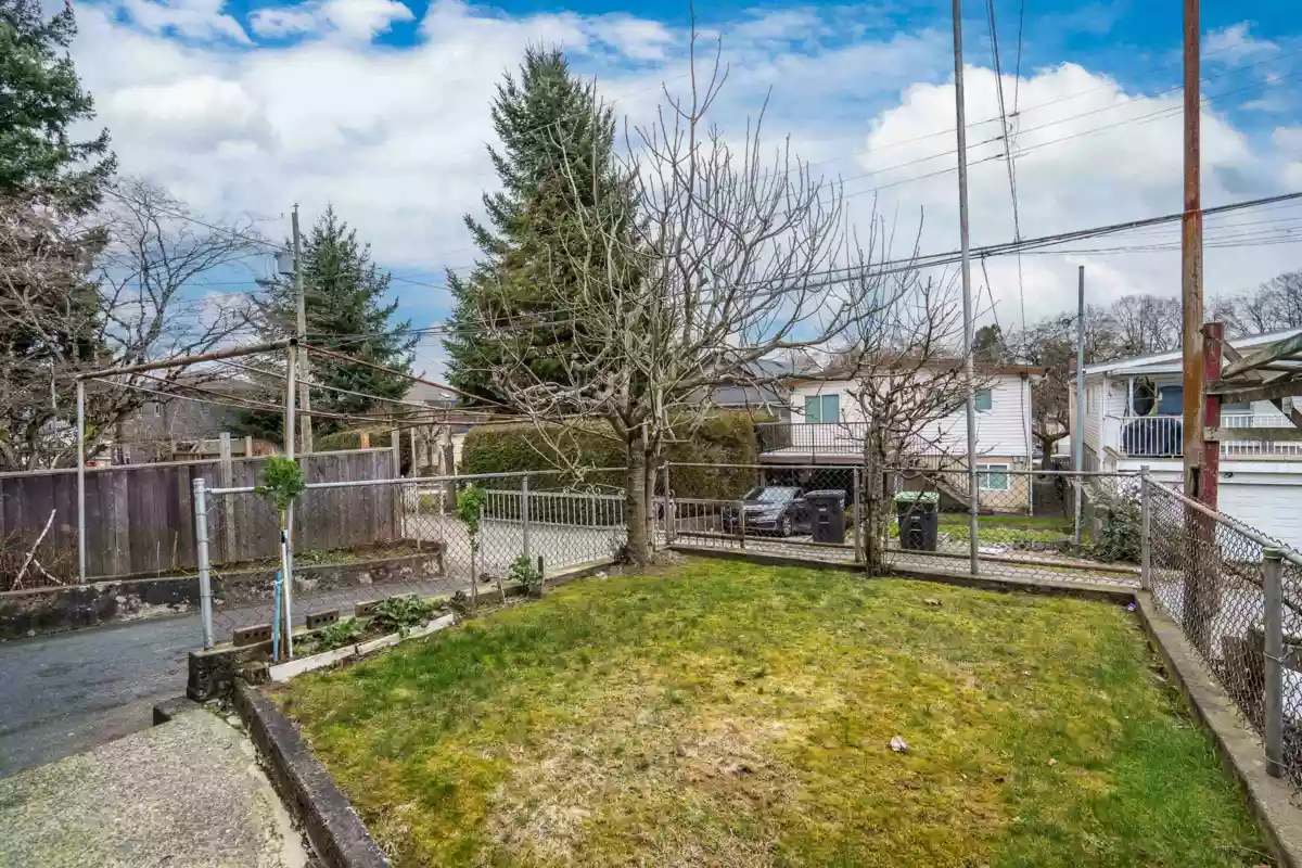 Garden / Landscaping Photo of 5262 Clarendon Street, Vancouver, BC