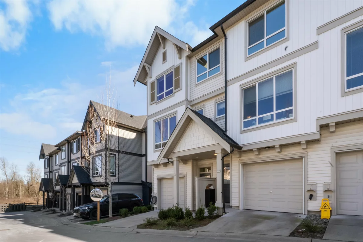 Front Yard Photo of 27 30930 Westridge Place, Abbotsford, BC