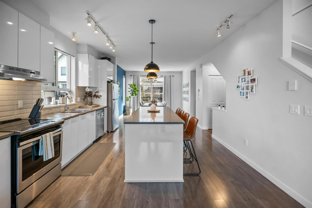 Kitchen Island Photo of 27 30930 Westridge Place, Abbotsford, BC