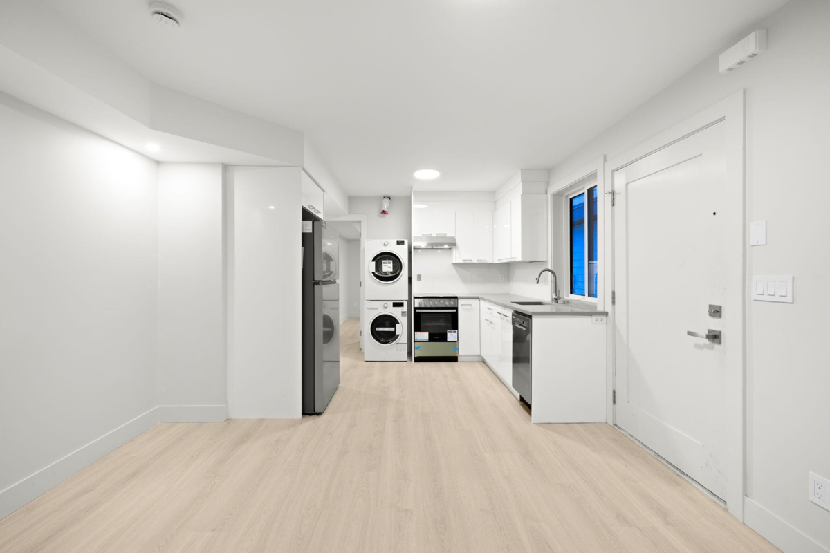 Entry Foyer Photo of 2 3881 Hurst Street, Burnaby, BC