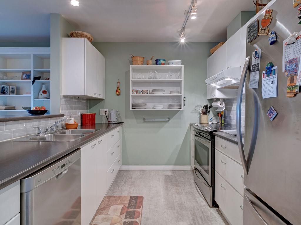 Basement Recreation Room Photo of 405 5855 Cowrie Street, Sechelt, BC