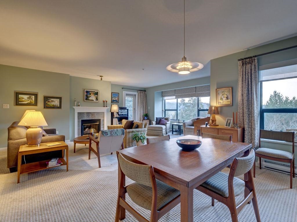Kitchen Island Photo of 405 5855 Cowrie Street, Sechelt, BC