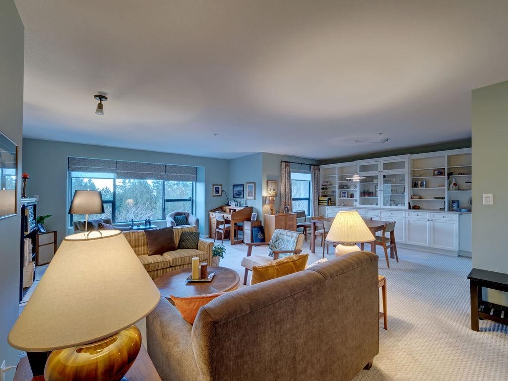 Kitchen Photo of 405 5855 Cowrie Street, Sechelt, BC