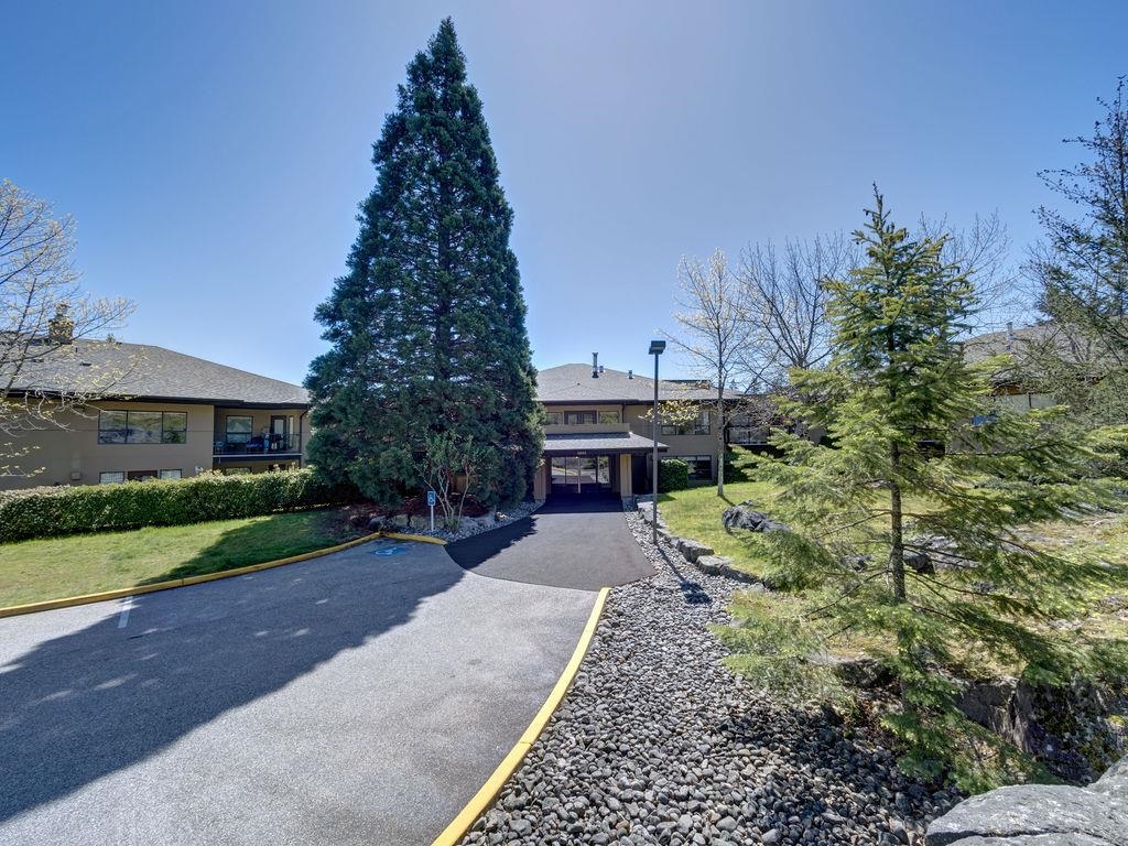 Living Room Photo of 405 5855 Cowrie Street, Sechelt, BC