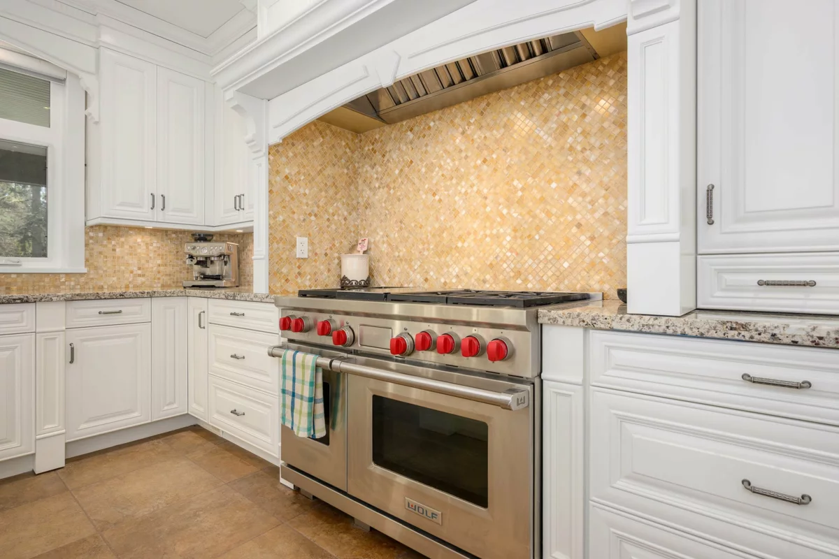 Walk-In Closet Photo of 1062 Magnolia Way, Anmore, BC