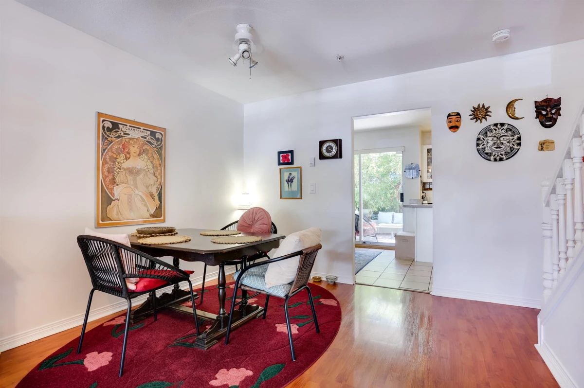 Family Room Photo of 1 15432 16a Avenue, Surrey, BC