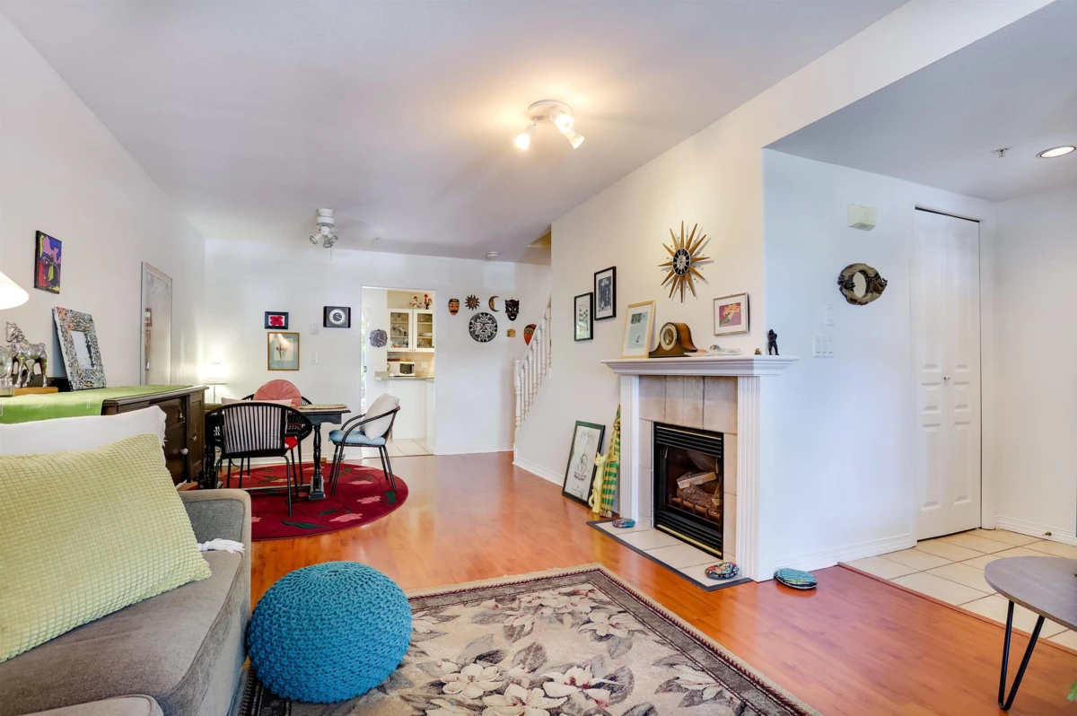 Living Room Photo of 1 15432 16a Avenue, Surrey, BC