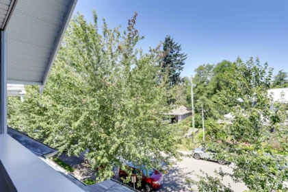 Basement Recreation Room Photo of 1 15432 16a Avenue, Surrey, BC