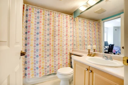 Guest Bathroom Photo of 1 15432 16a Avenue, Surrey, BC