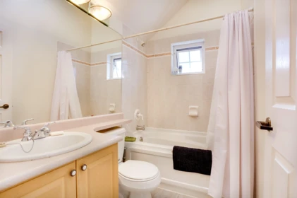 Laundry Room Photo of 1 15432 16a Avenue, Surrey, BC