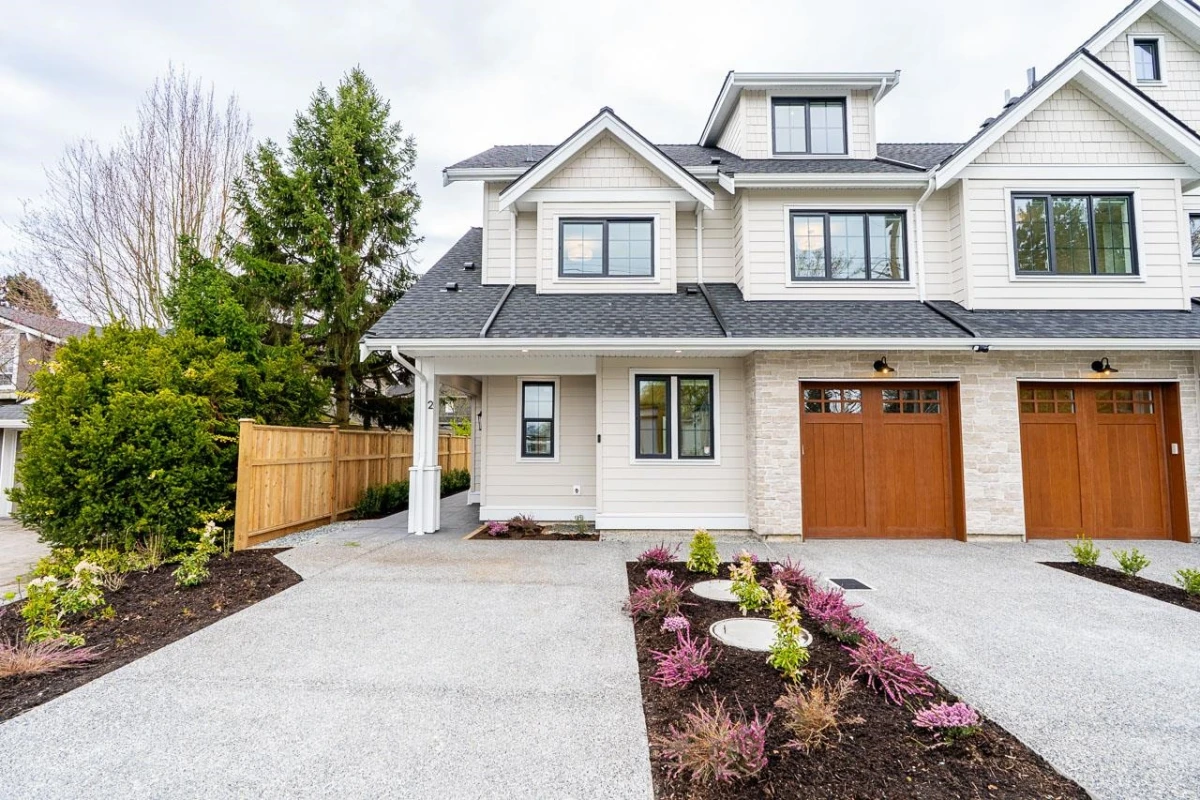 Family Room Photo of 2 5411 Crescent Drive, Delta, BC