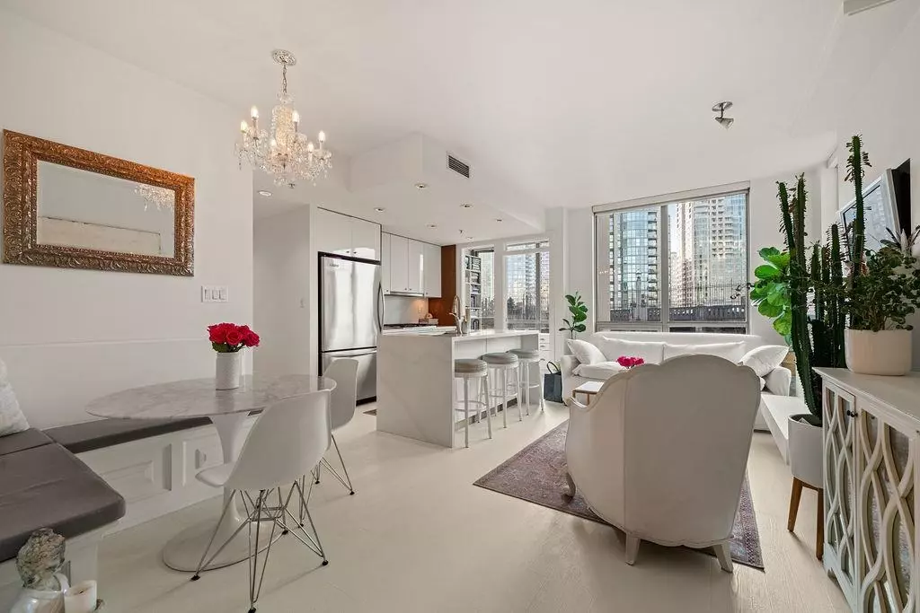 Dining Area Photo of 601 1005 Beach Avenue, Vancouver, BC