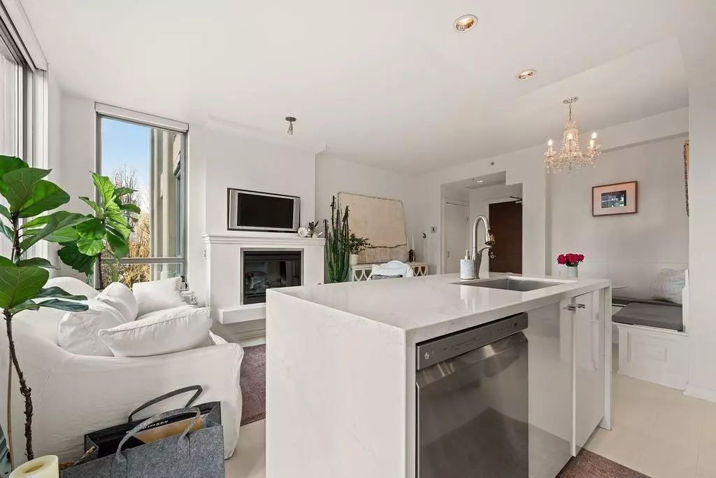 Living Room Photo of 601 1005 Beach Avenue, Vancouver, BC