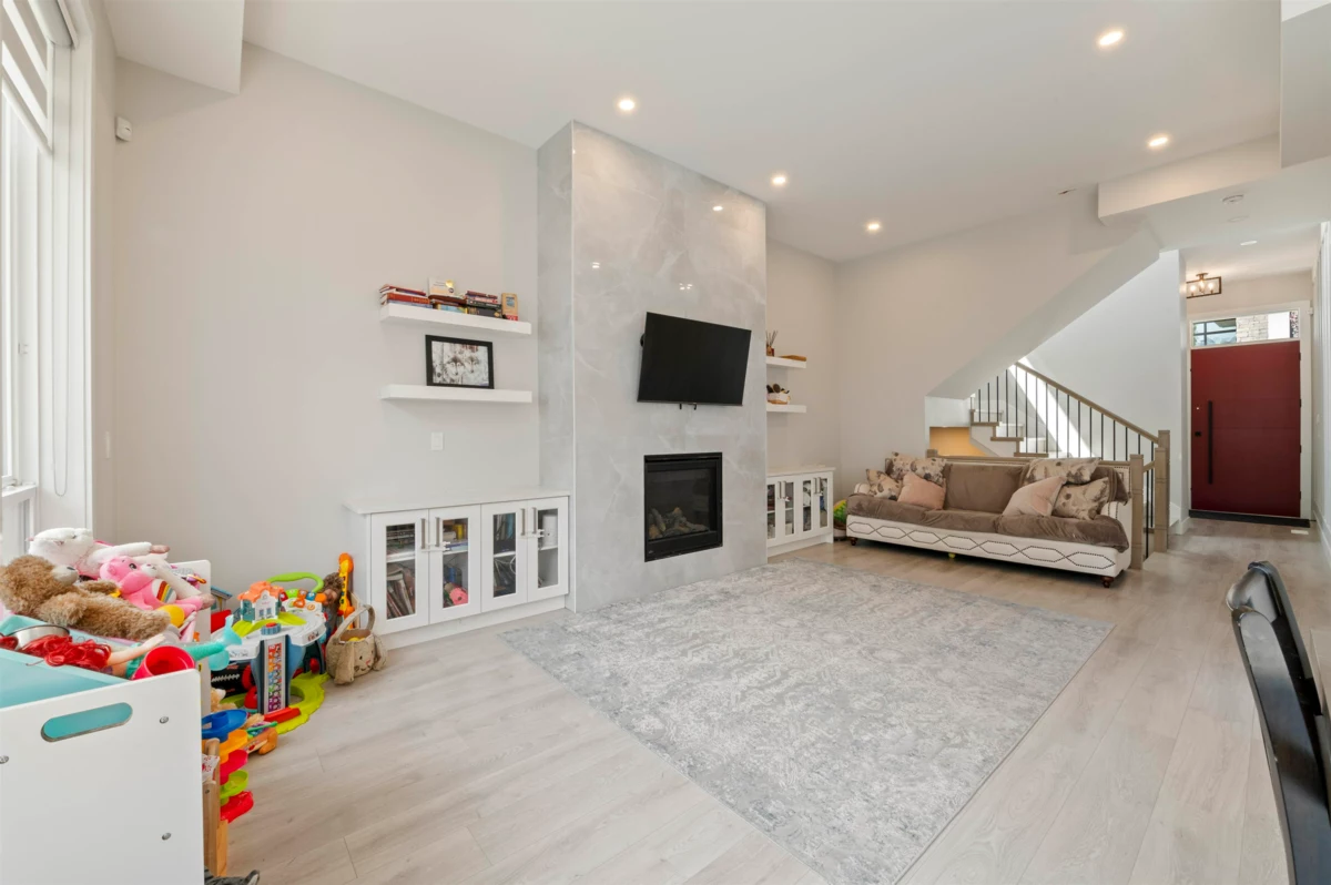 Dining Area Photo of 36 4127 Old Clayburn Road, Abbotsford, BC