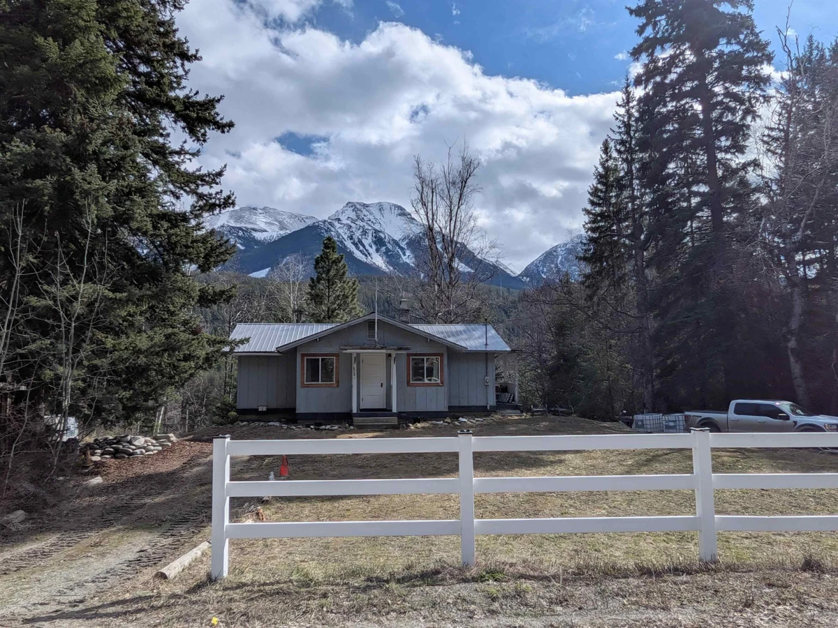 Family Room Photo of 8281 Gun Lake Road, No City Value, BC
