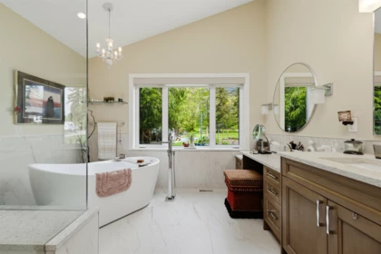 Guest Bathroom Photo of 23541 24 Avenue, Langley, BC