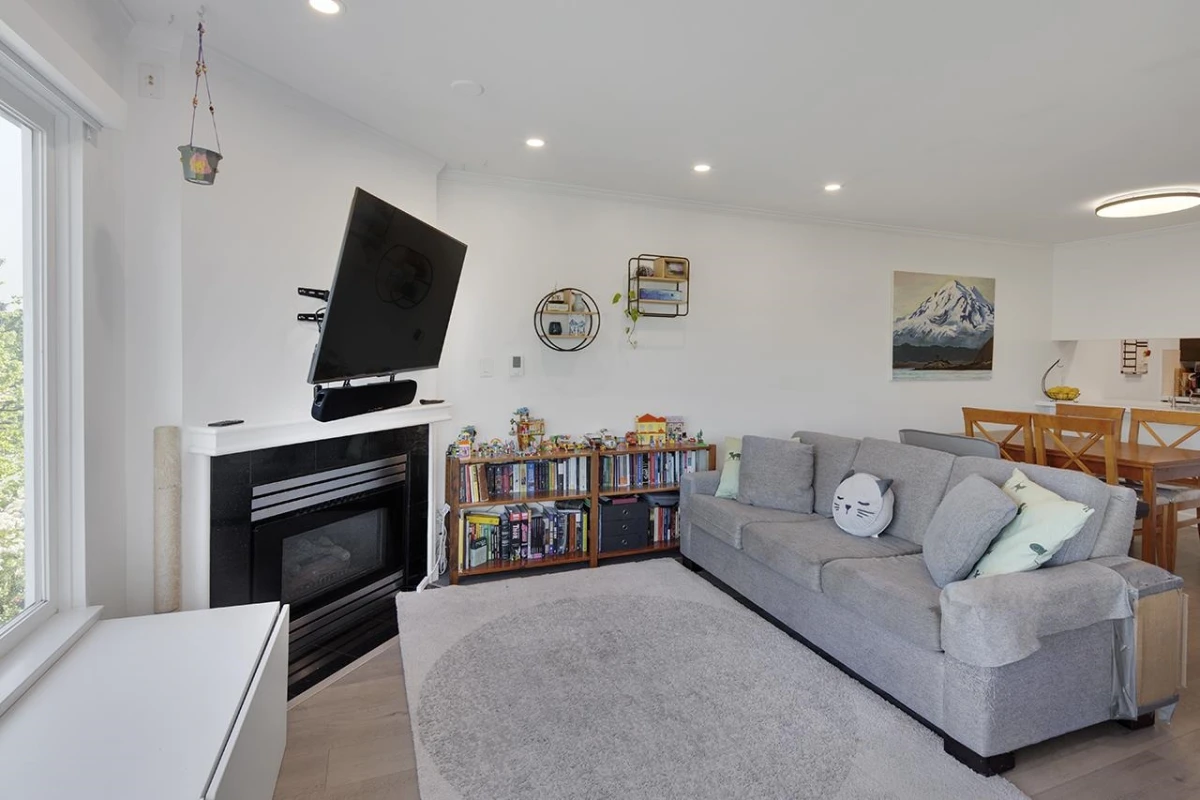 Dining Area Photo of 207 3280 W Broadway, Vancouver, BC