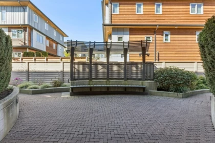 Front Yard Photo of 303 116 W 23rd Street, North Vancouver, BC