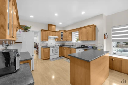 Kitchen Island Photo of 7480 Lee Street, Mission, BC