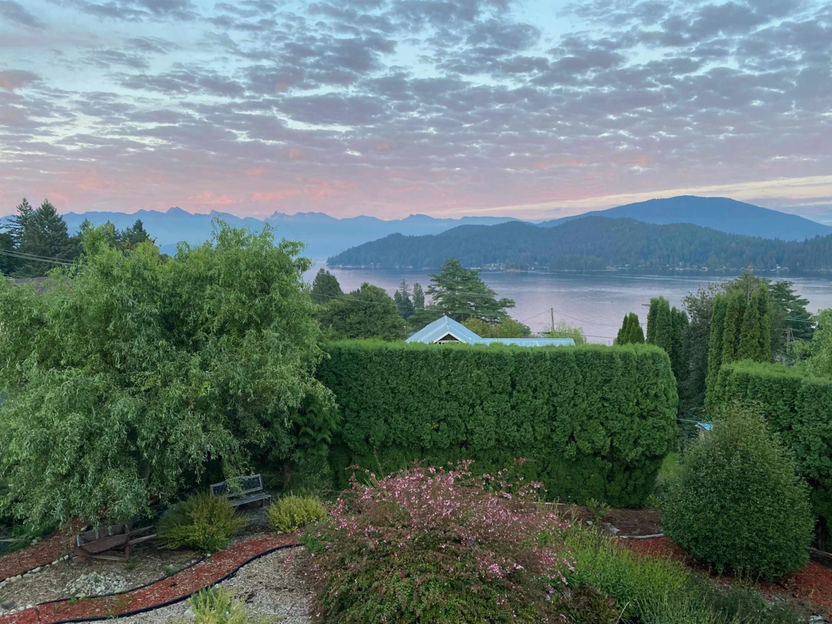 Family Room Photo of 616 N Fletcher Road, Gibsons, BC