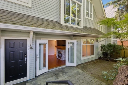 Garden / Landscaping Photo of 993 Lynn Valley Road, North Vancouver, BC
