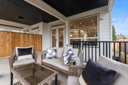 Entry Foyer Photo of 1 122 Eighth Avenue, New Westminster, BC