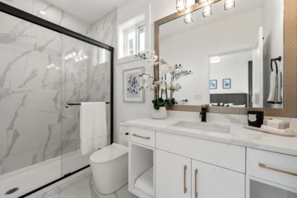 Guest Bathroom Photo of 1 122 Eighth Avenue, New Westminster, BC